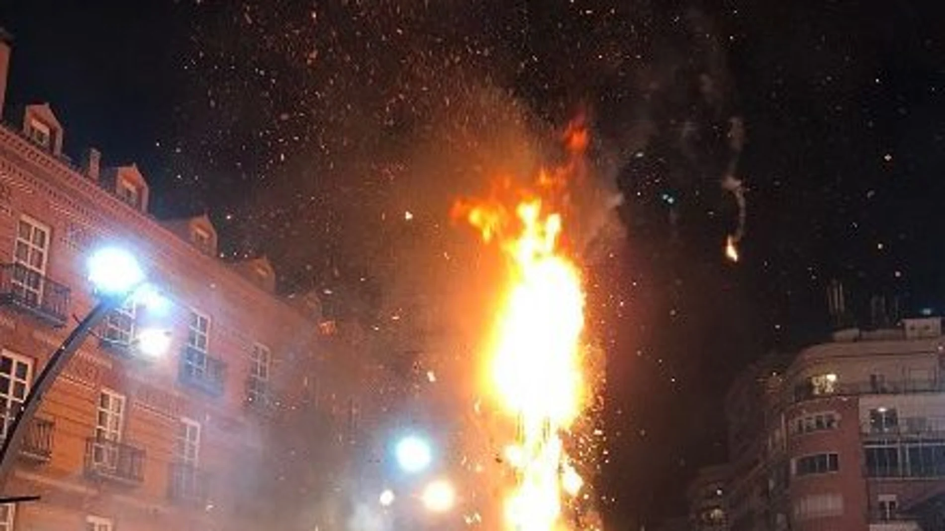 Las llamas pusieron el broche de oro a unas Fiestas de Primavera que este año han vuelto a hacer «renacer» a Murcia. LA RAZÓN