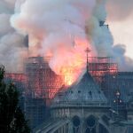 El techo de la catedral de Notre Dame totalmente devorado por las llamas