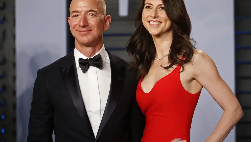 El fundador de Amazon, Jeff Bezos y su mujer MacKenzie Bezos en la fiesta de Vanity Fair tras los Oscar