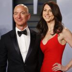 El fundador de Amazon, Jeff Bezos y su mujer MacKenzie Bezos en la fiesta de Vanity Fair tras los Oscar