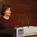 La vicepresidenta del gobierno Soraya Sáez de Santamaría durante su comparecencia esta noche