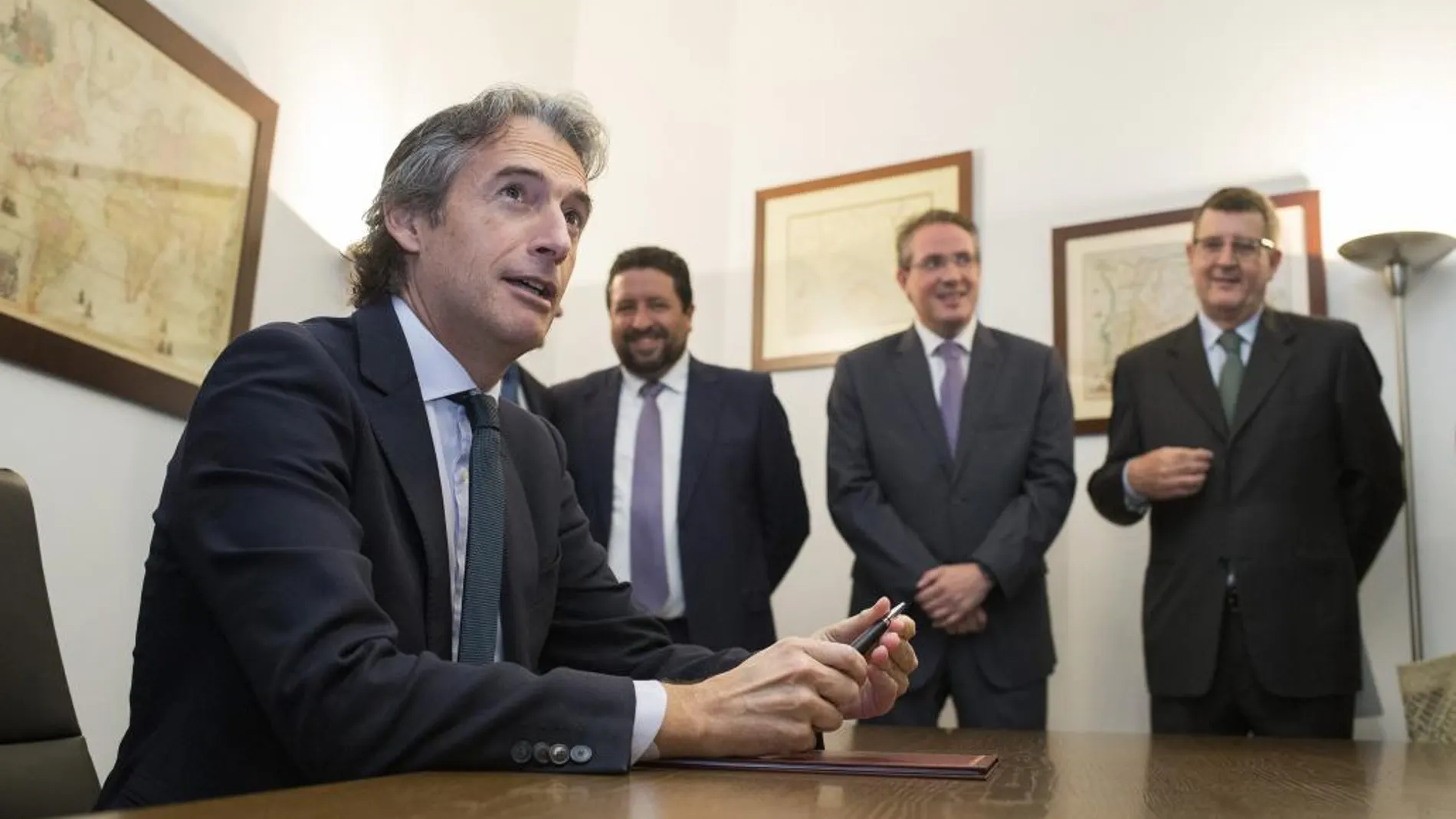 El ministro de Fomento, Íñigo de La Serna, ayer durante su visita a Castellón