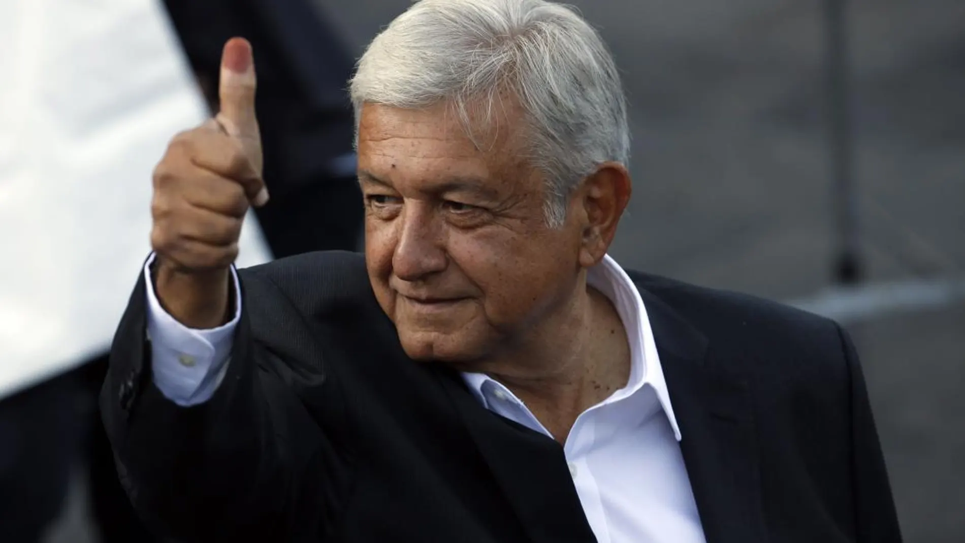 Andrés Manuel López Obrador tras depositar su voto / Ap