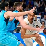 El pívot del Real Madrid Gustavo Ayón (d) avanza ante el estadounidense Shayne Whittington (c) y Brizuela, anbos de Estudiantes