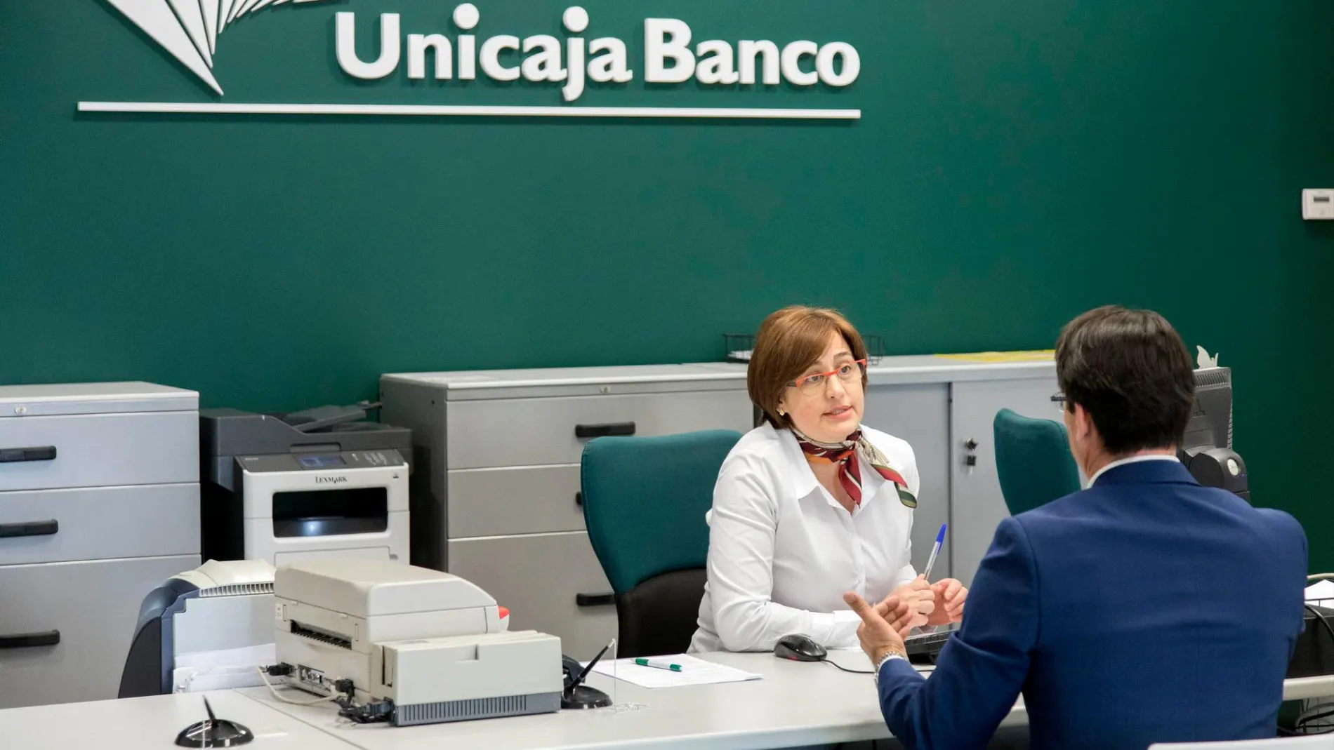 Un cliente recibe asesoramiento en una de las sucursales de Unicaja Banco