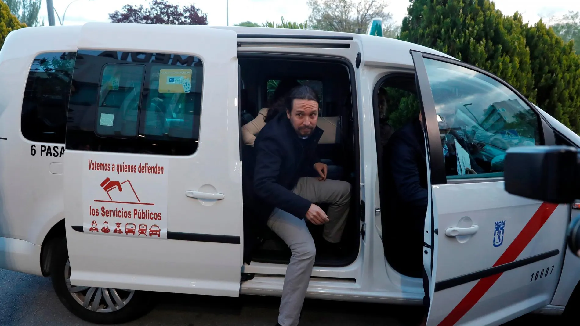 El líder de Unidas Podemos, Pablo Iglesias, a su llegada en taxi a las instalaciones de Atresmedia