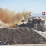 Soldados iraquuíes combaten con el EI en las afueras de Tal Afar