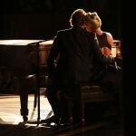 Lady Gaga y Bradley Cooper, al piano interpretando «Shallow», en la ceremonia de los Oscar