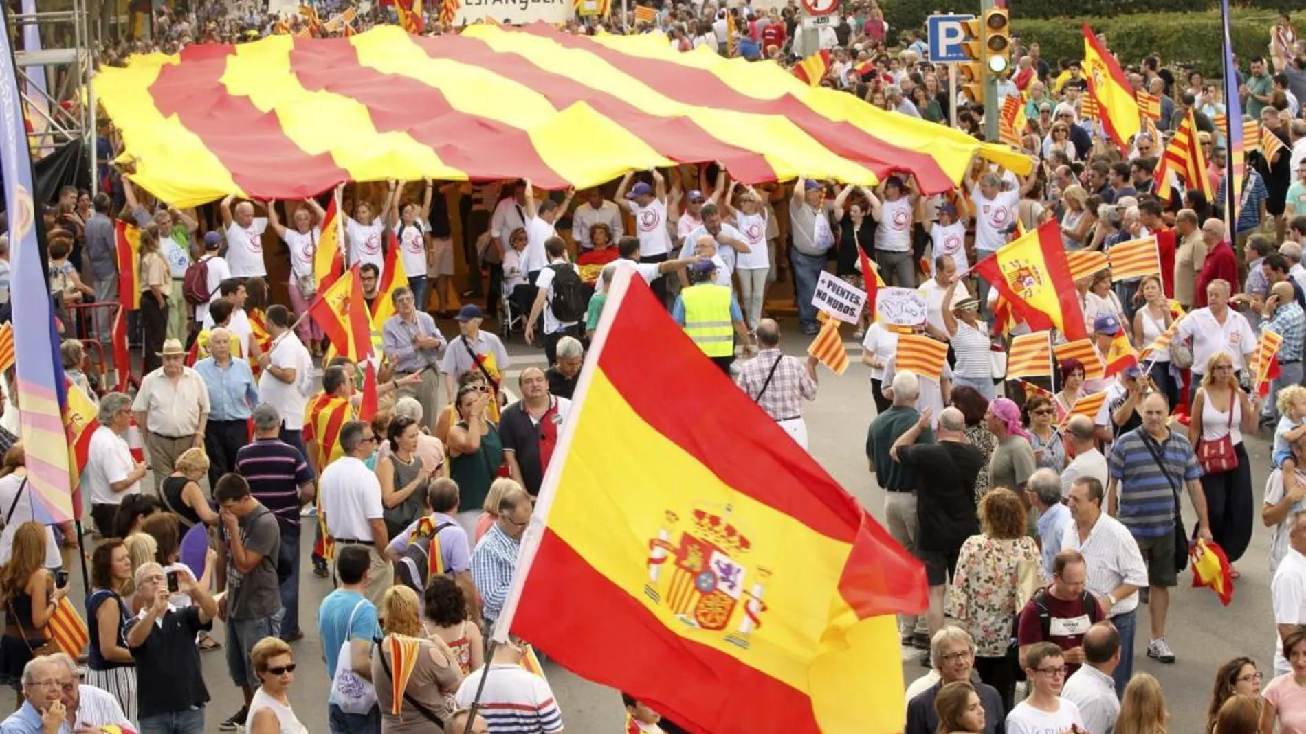 Cientos de manifestantes portan una gran "senyera"esta tarde en Tarragona