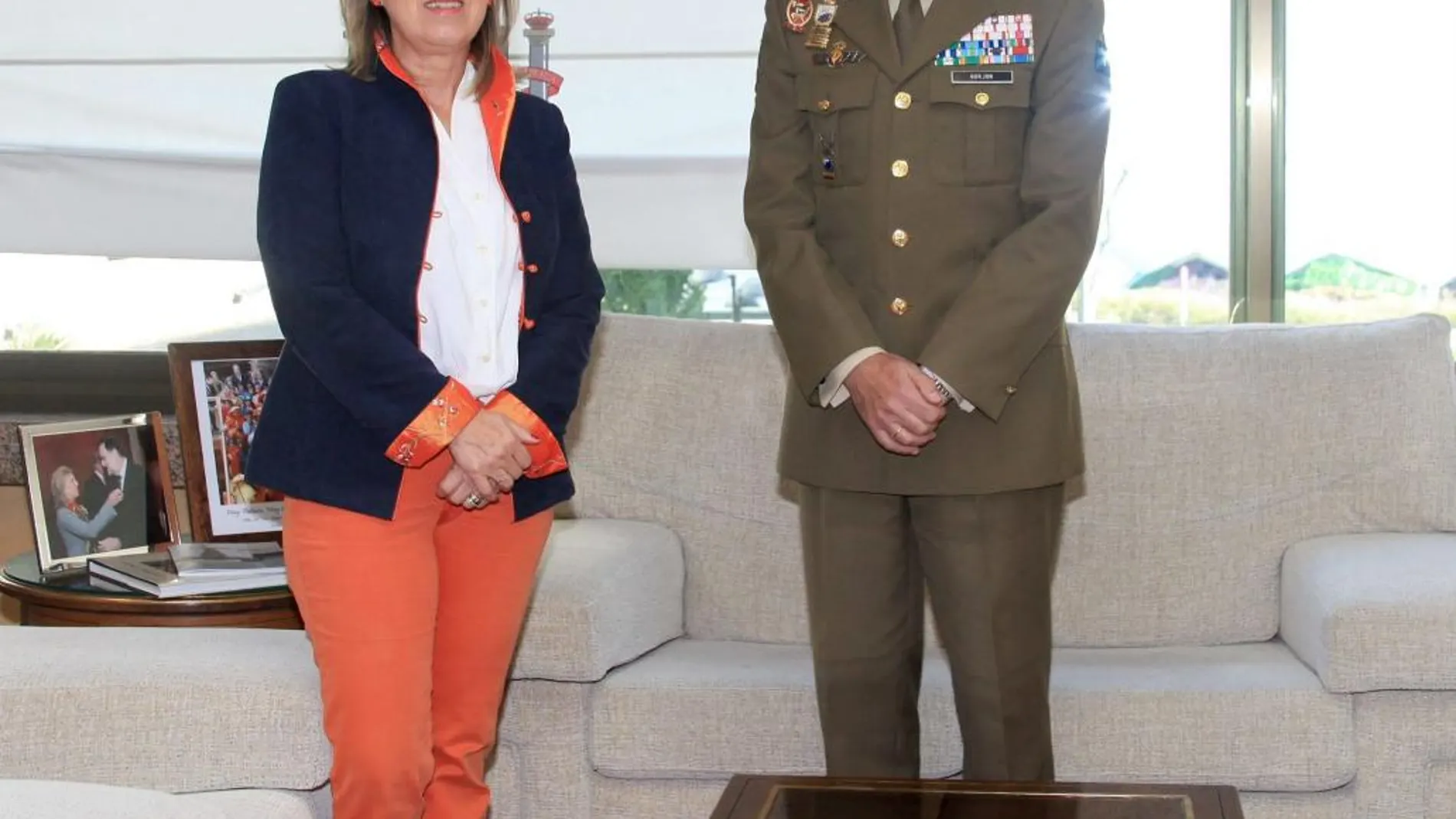 El general Gorjón y la delegada del Gobierno, María José Salgueiro, tras su encuentro