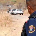 Los agentes mexicanos inspeccionan el coche del fallecido, hallado en Guanajuato