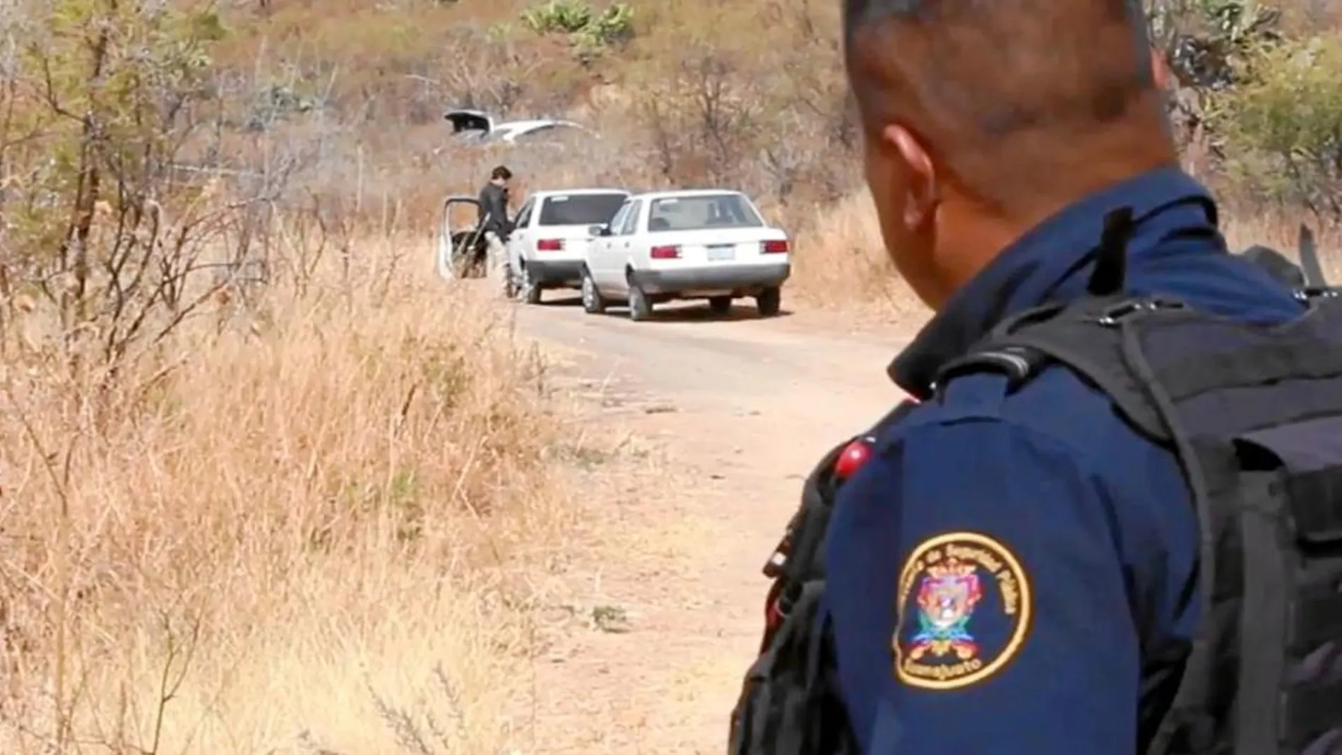 Los agentes mexicanos inspeccionan el coche del fallecido, hallado en Guanajuato