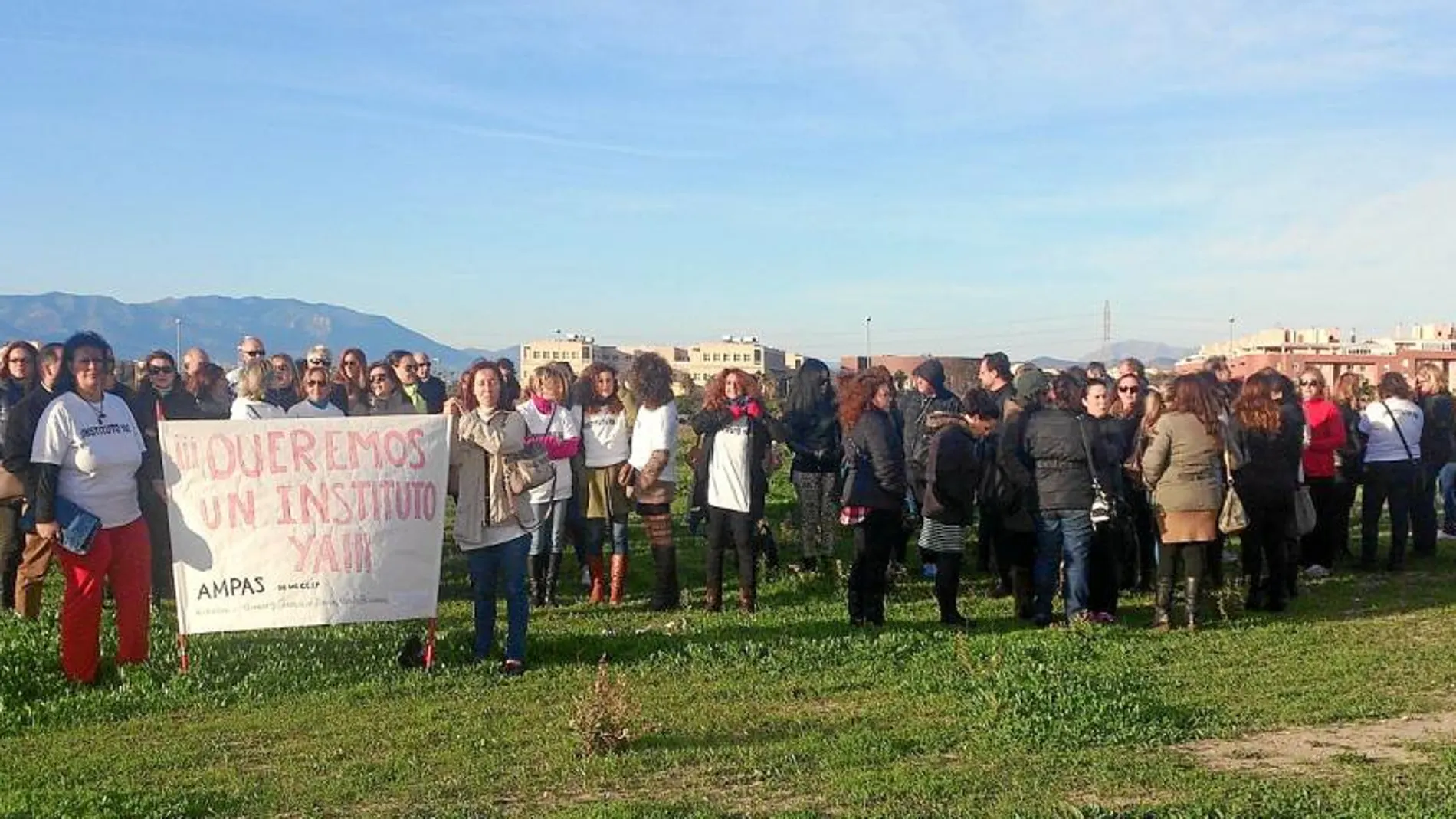 Vecinos de Teatinos, uno de los distritos malagueños que más ha crecido, durante una protesta en el solar donde se construirá el instituto