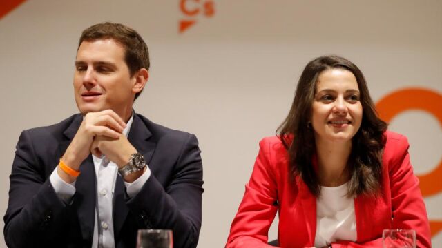 Ines Arrimadas junto a Albert Rivera, en la rueda de prensa para valorar su resultado en las elecciones catalanas