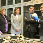De izda. a dcha. Rosa Menéndez, Carmen Vela, y Román Escolano, visitan el gabinete de paleoantropología con el investigador Antonio Rosas