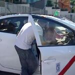 Un hombre rechaza coger un taxi porque lo conducía una mujer