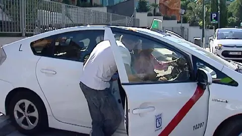 Un hombre rechaza coger un taxi porque lo conducía una mujer