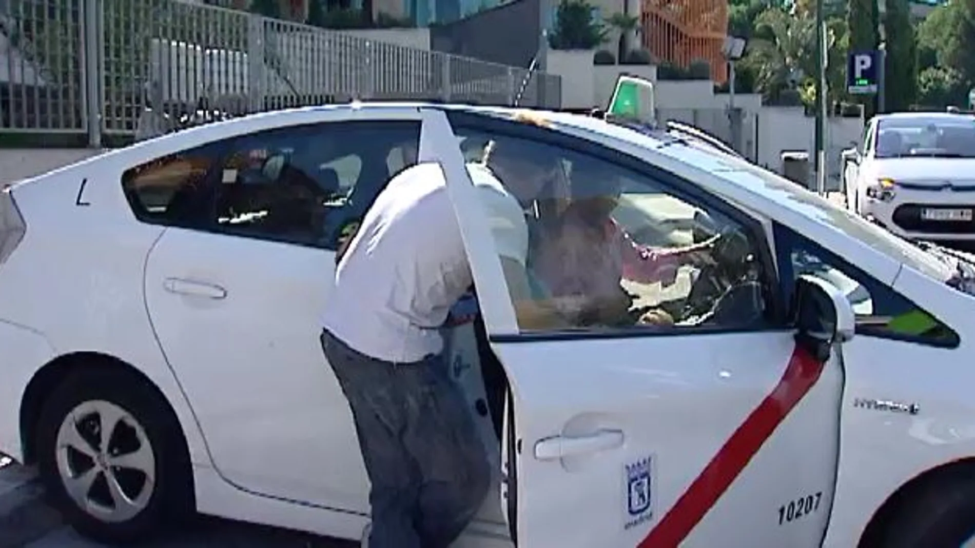 Un hombre rechaza coger un taxi porque lo conducía una mujer