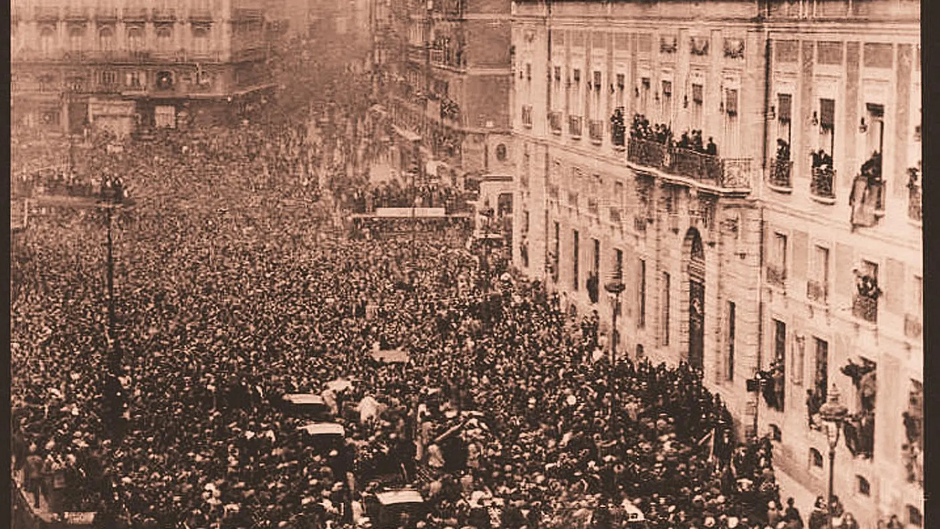 La Puerta del Sol. El 14 de abril de 1931 rebosaba de gentío en el kilómetro cero de la soñada República