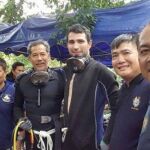 Raigal, tercero por la derecha, ha aclarado que es un "voluntario aceptado entre los buzos Tailandeses"y que no está como un buzo de elite, pues su especialidad no son cuevas. (Twitter)
