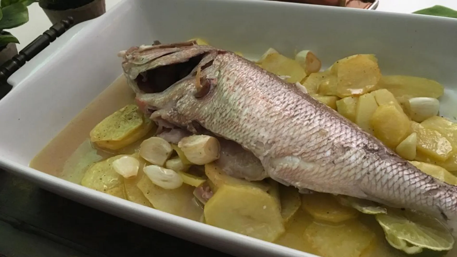 Pargo al horno con citronella y patatas