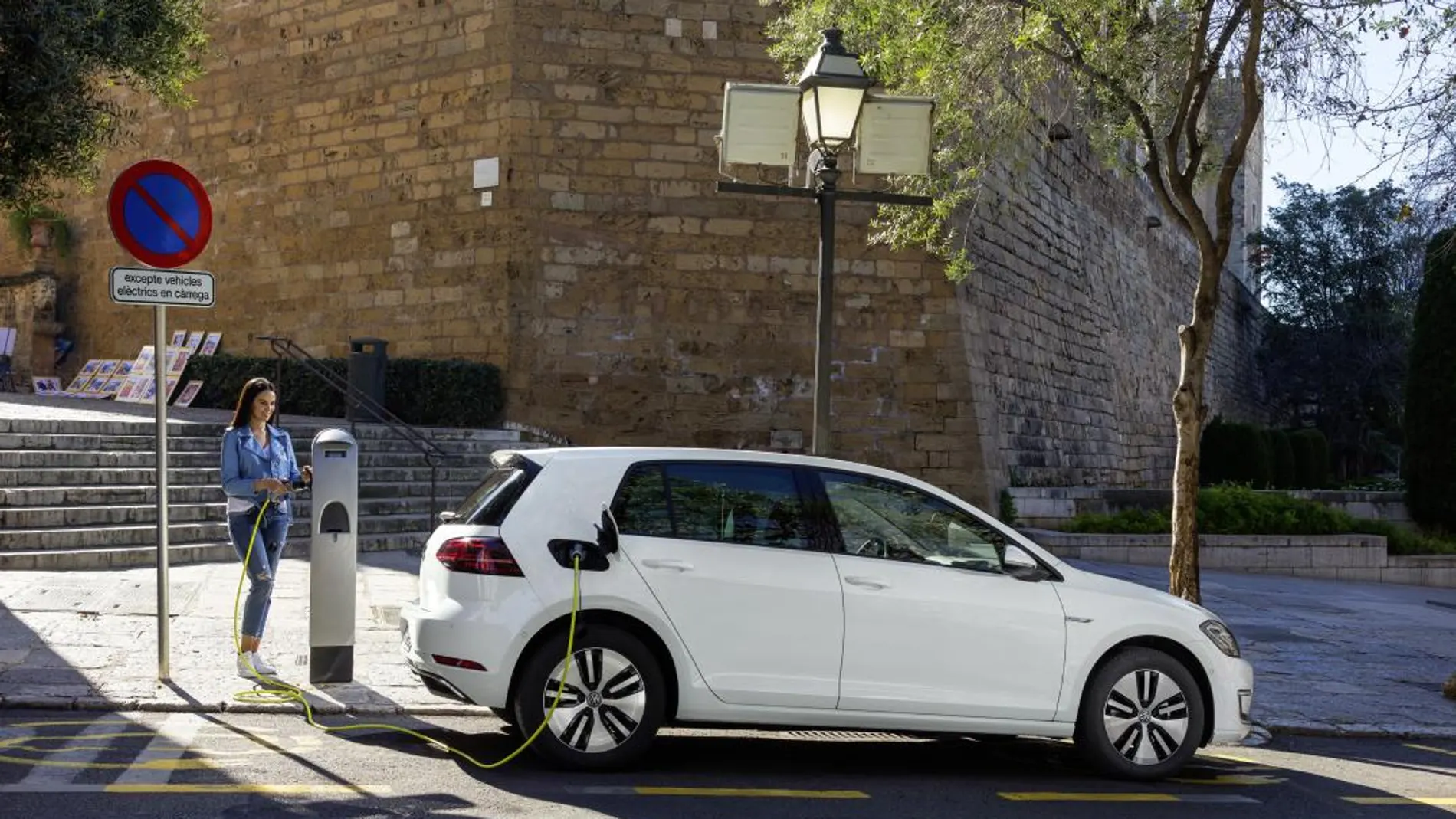 Una nueva tecnología hará que los coches eléctricos puedan recargarse en marcha