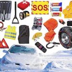 Una radio, un silbato, una linterna, un teléfono con su cargador, botiquín, barritas energéticas, manta, gorro, guantes, traje de agua, chaleco reflectante, una pala, cable de carga para la batería del coche, una cintas de amarre para remolque, una caja de herramientas, cadenas y triángulos de advertencia conforman el kit de emergencia.