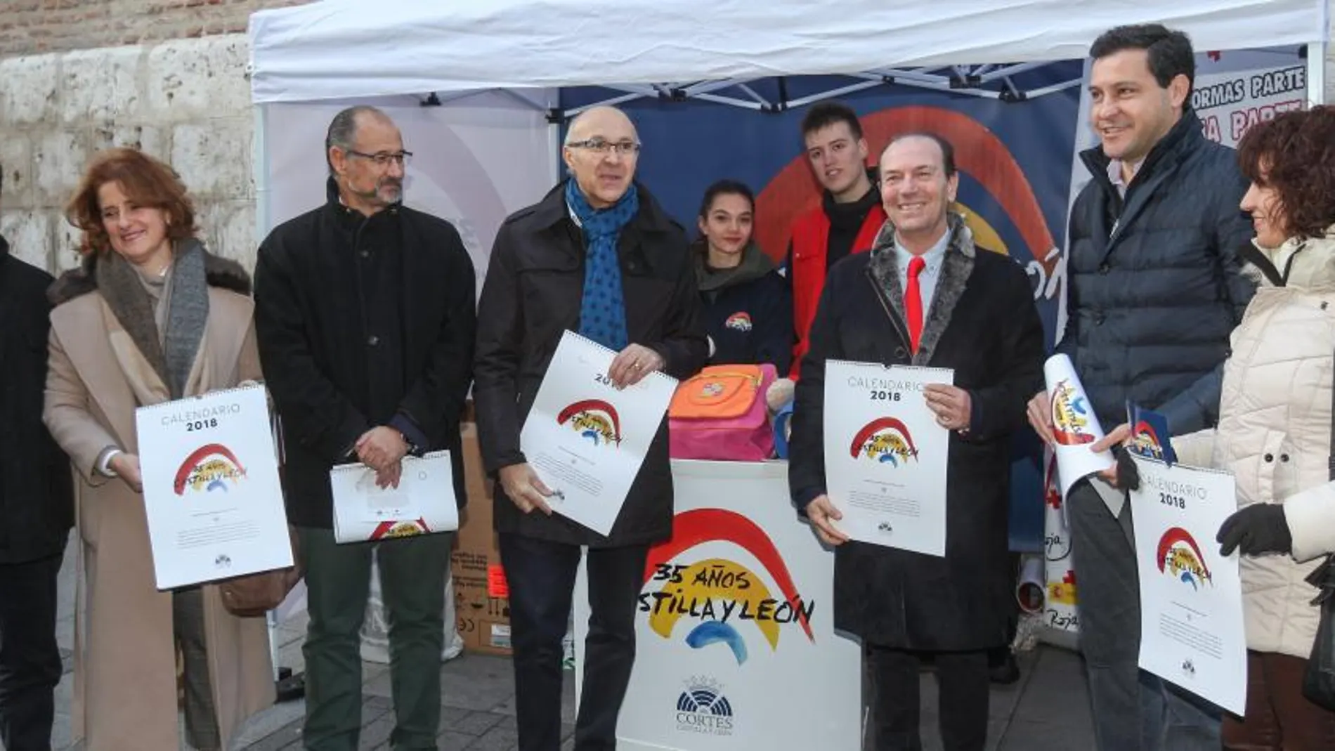 Juan Zapatero, Paloma Vallejo, Luis Fuentes, Ramiro Ruiz Medrano, Eduardo Sánchez Arribas, Raúl de la Hoz y Marta Maroto entregan los calendarios en Valladolid