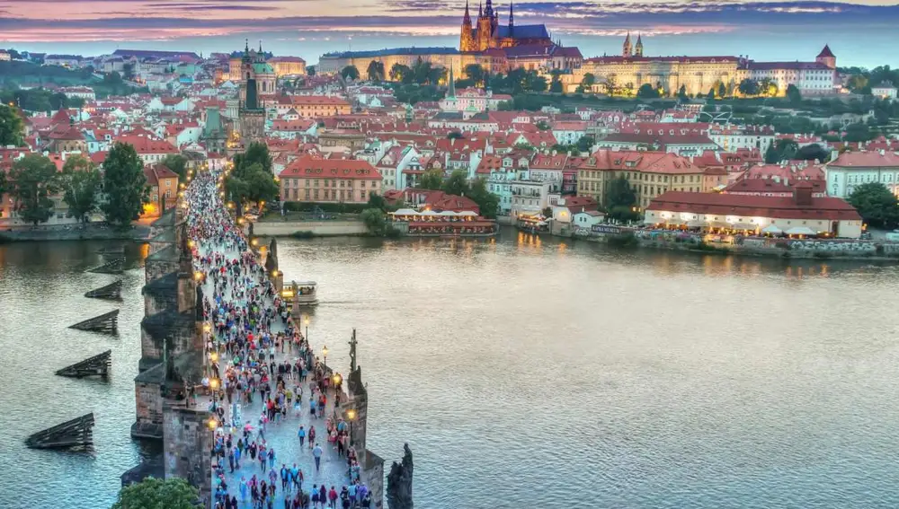 Imagen del famoso y concurrido puente de Praga el pasado otoño.