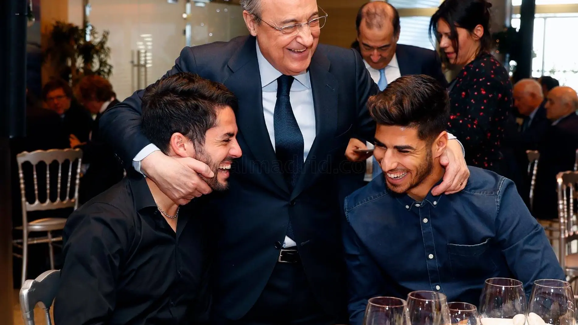 Florentino saluda a Isco y a Asensio en la comida de navidad / Foto: Real Madrid