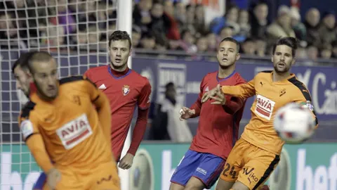Los jugadores del Eibar, Alejandro Gálvez (i) y Adrián González (d), y los de Osasuna, Oriol Riera (2i) y Cayetano Bonnin "Tano"