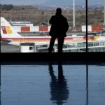Un pasajero habla por el móvil en el aeropuerto de Barajas