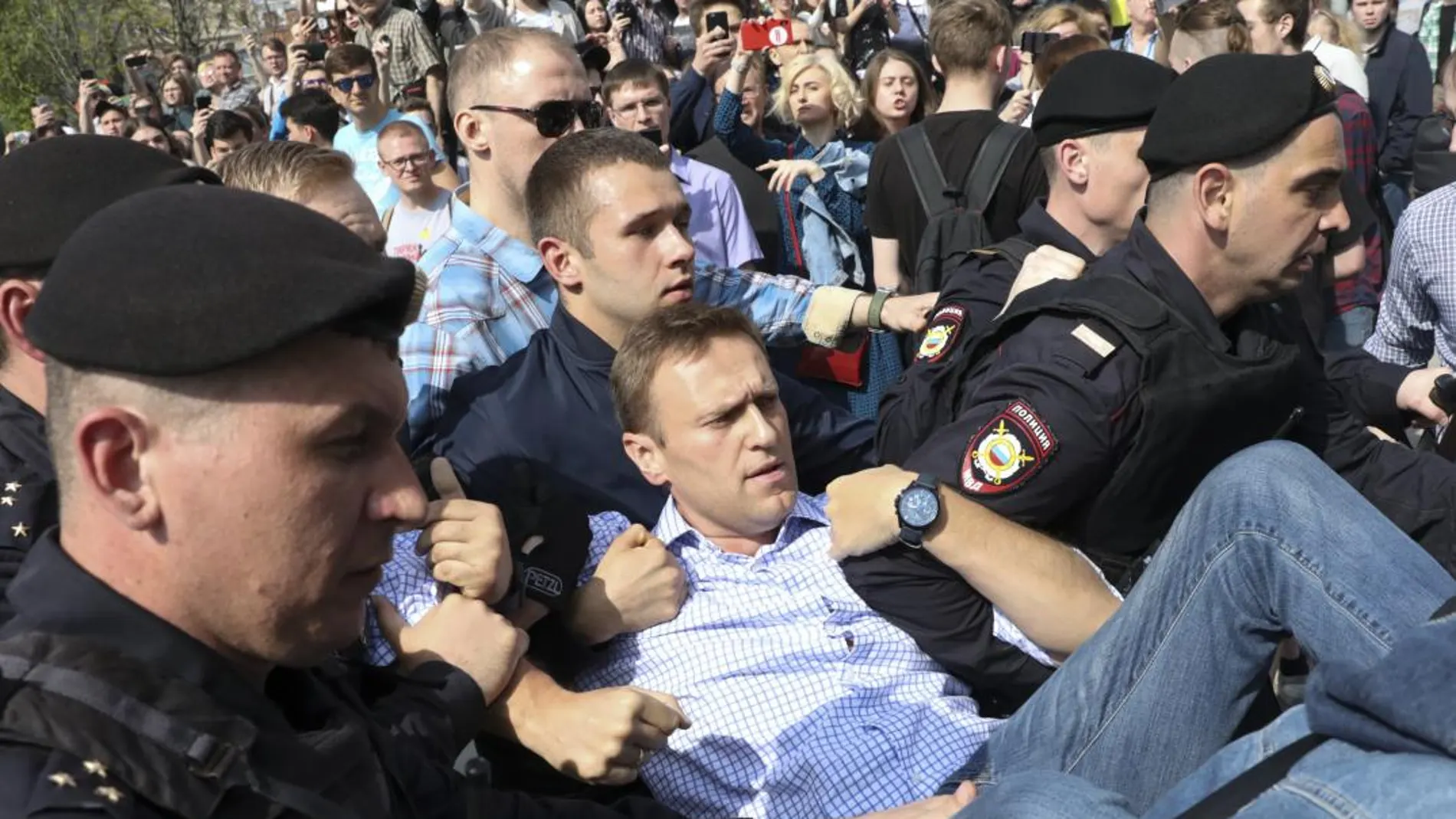 Navalny en el momento de ser detenido /Foto: Ap