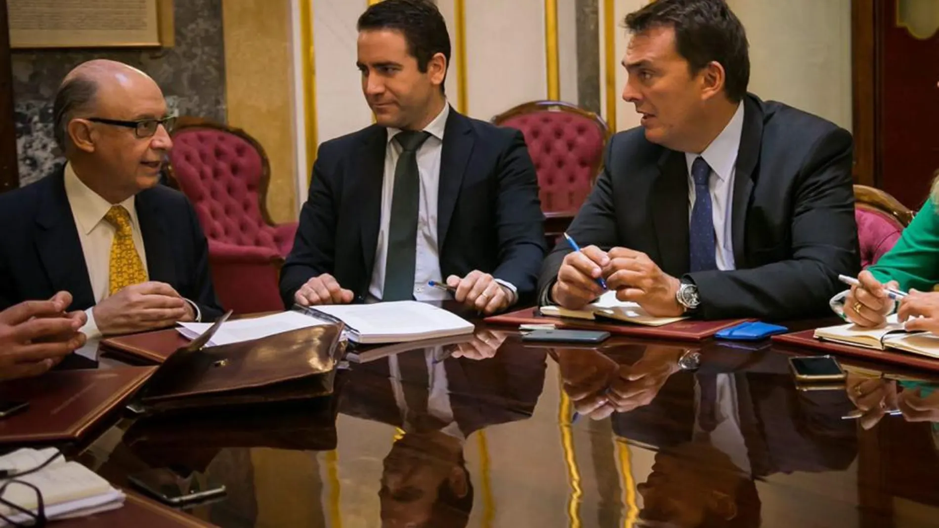 El ministro de Hacienda, Cristóbal Montoro (izda.), junto a los diputados nacionales del PP, Teodoro García y Javier Ruano