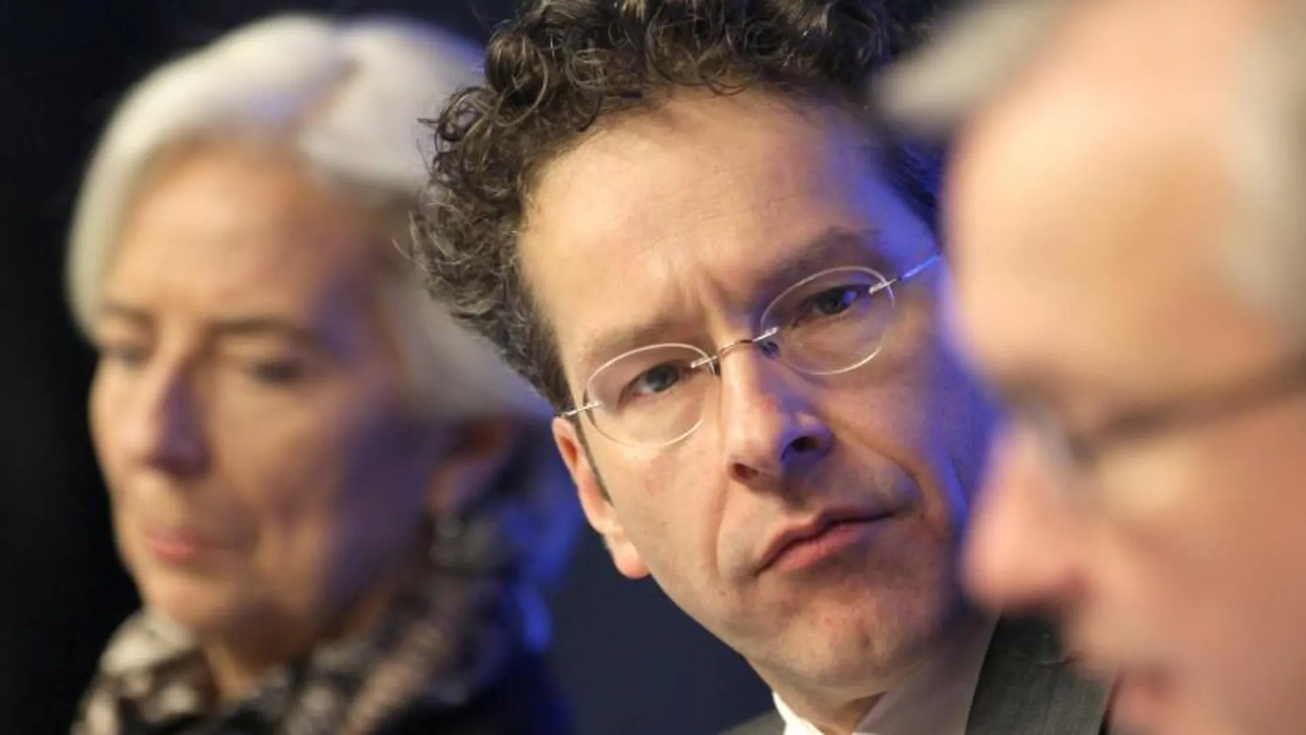 El holandés Jeroen Dijsselbloem, presidente del Eurogrupo, en el centro, junto a Christine Lagarde y Olli Rehn.