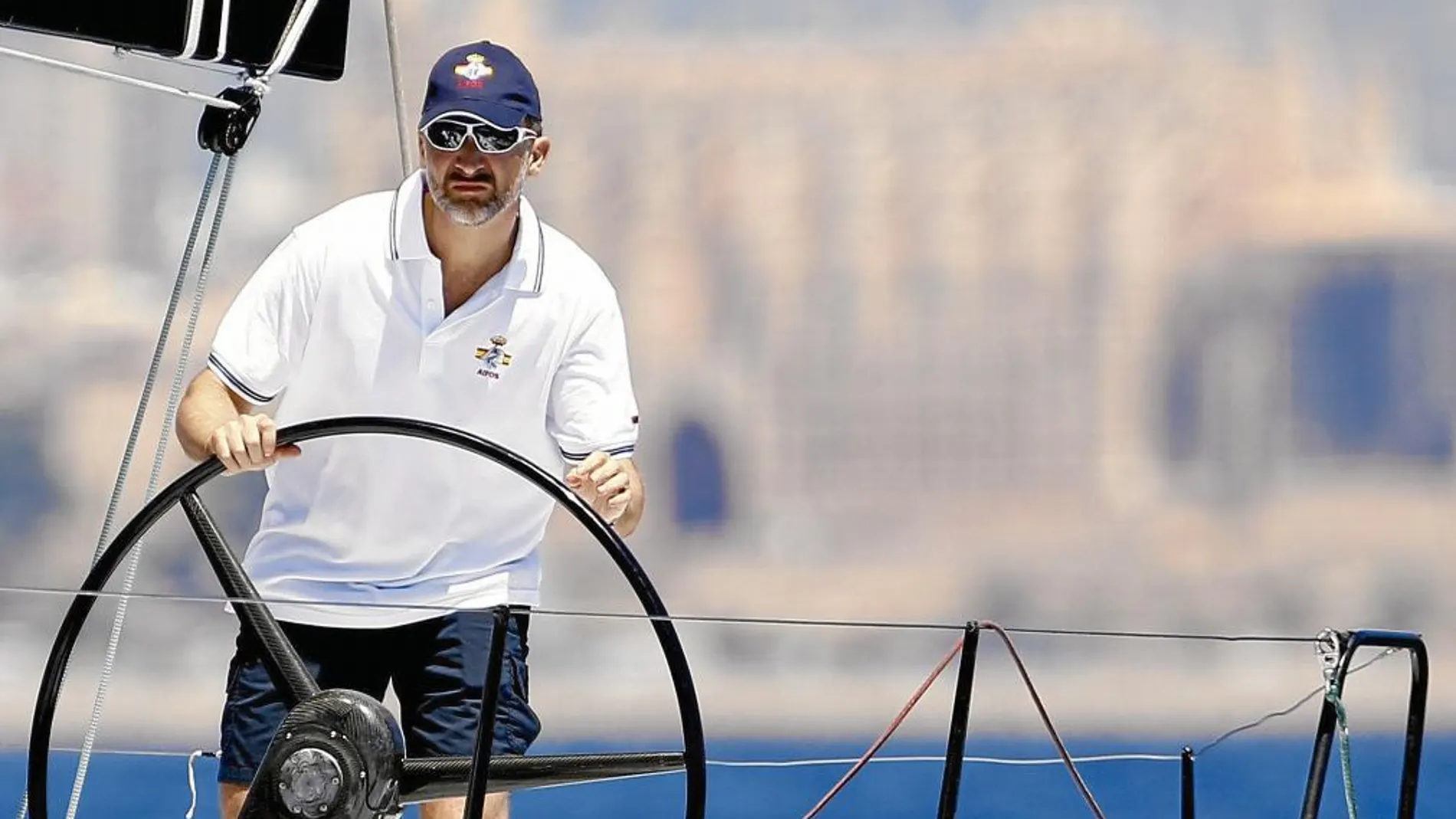 Don Felipe, a bordo del Aifos, el barco con el que compitió en la Copa del Rey de Vela