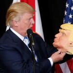 Donald Trump con una máscara de sí mismo