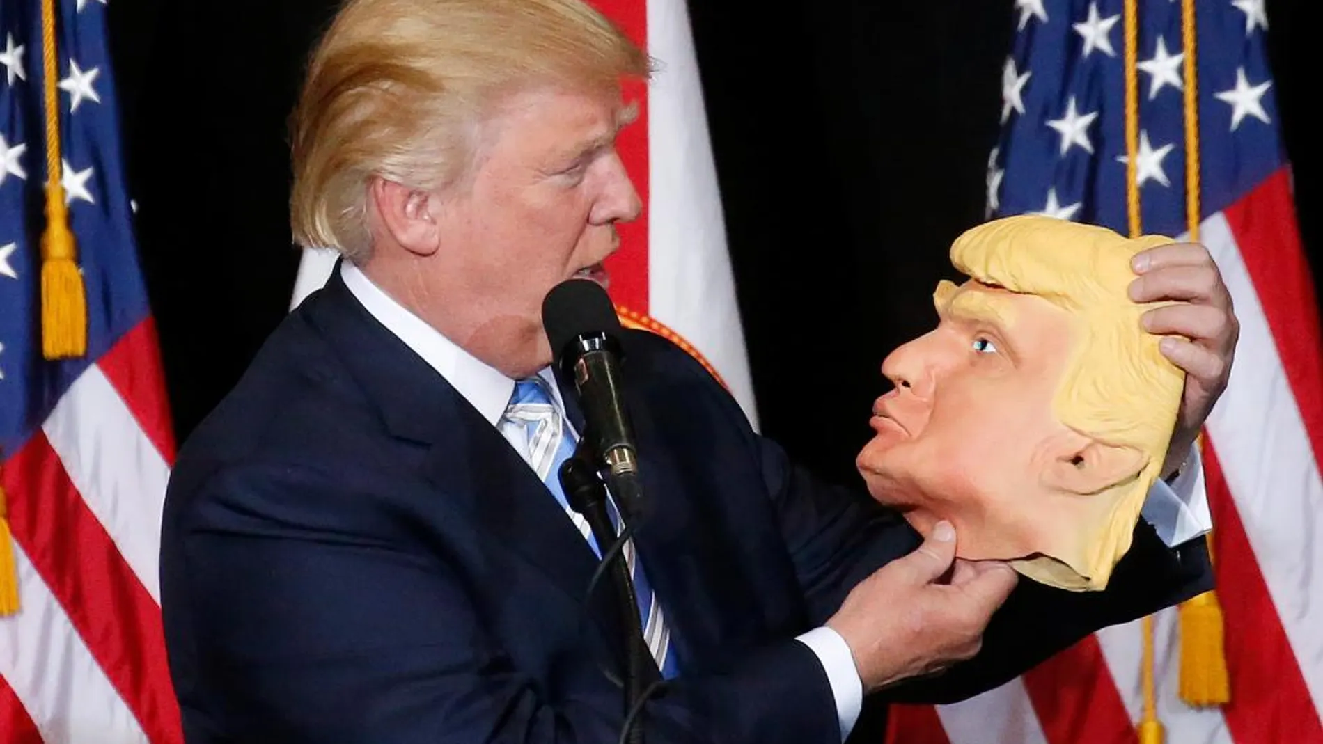Donald Trump con una máscara de sí mismo