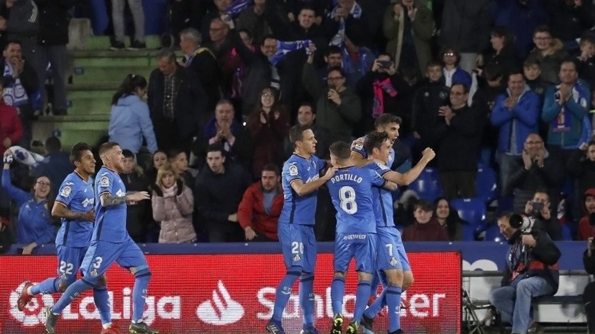 Los jugadores del Getafe celebran uno de los dos goles anotados por Jaime Mata ante el Huesca