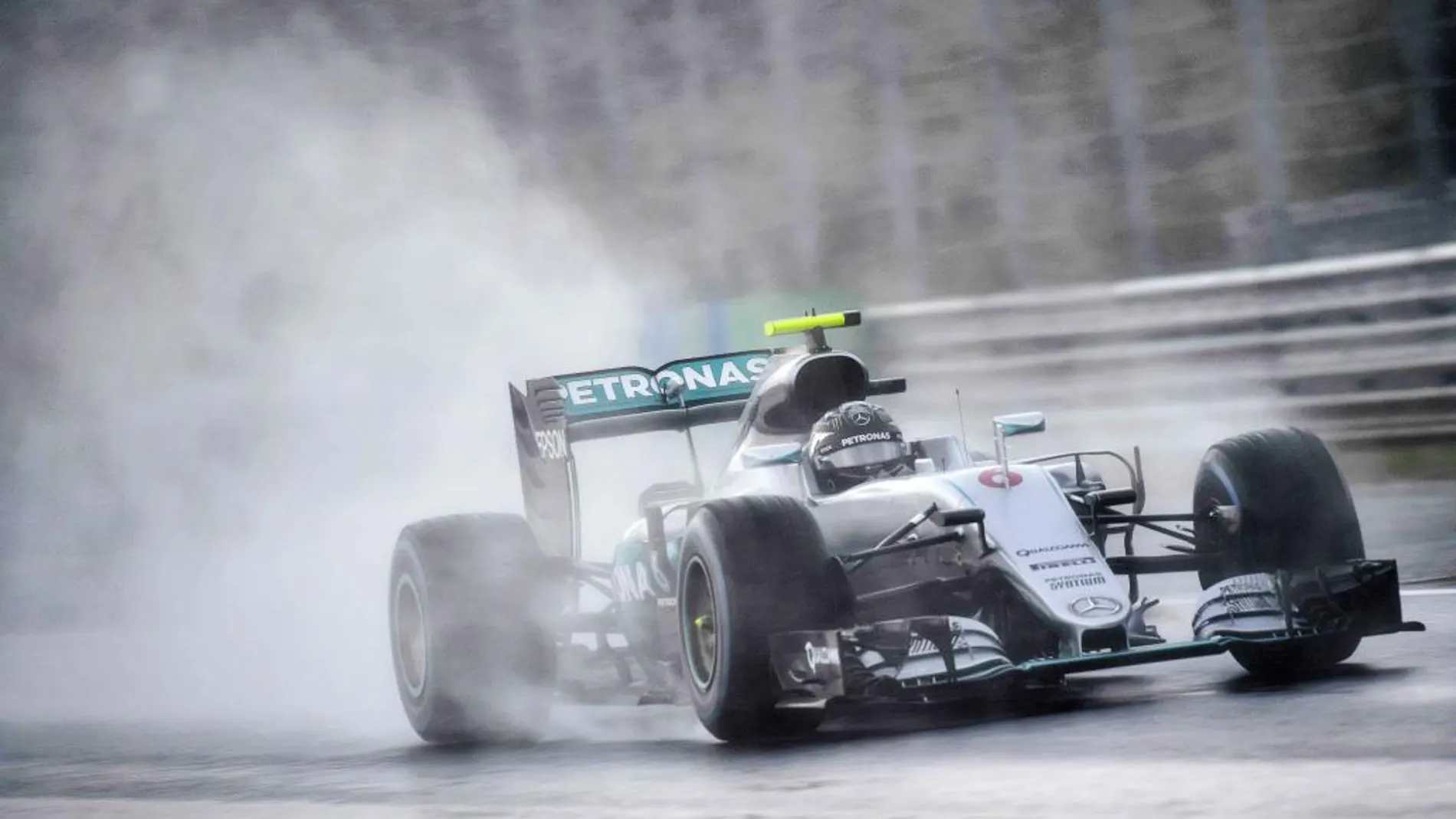 Nico Rosberg conduce hoy sobre la pista mojada del Gran Premio de Hungría, en el circuito de Budapest.