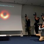 Fotógrafos captan la primera imagen de un agujero negro / EFE