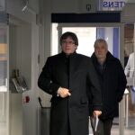 Carles Puigdemont y el empresario Josep María Matamala en un acto de las juventudes del partido liberal flamenco Open VLD, ayer en Gante/Efe