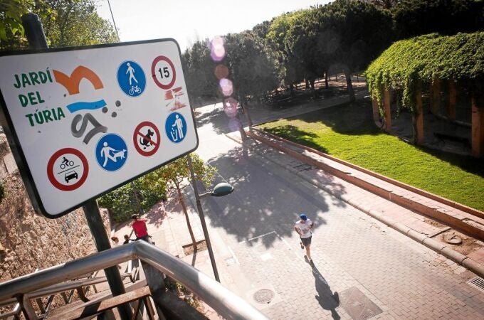La cámaras de vigilancia pretende reforzar la seguridad de los usuarios del cauce del Turia