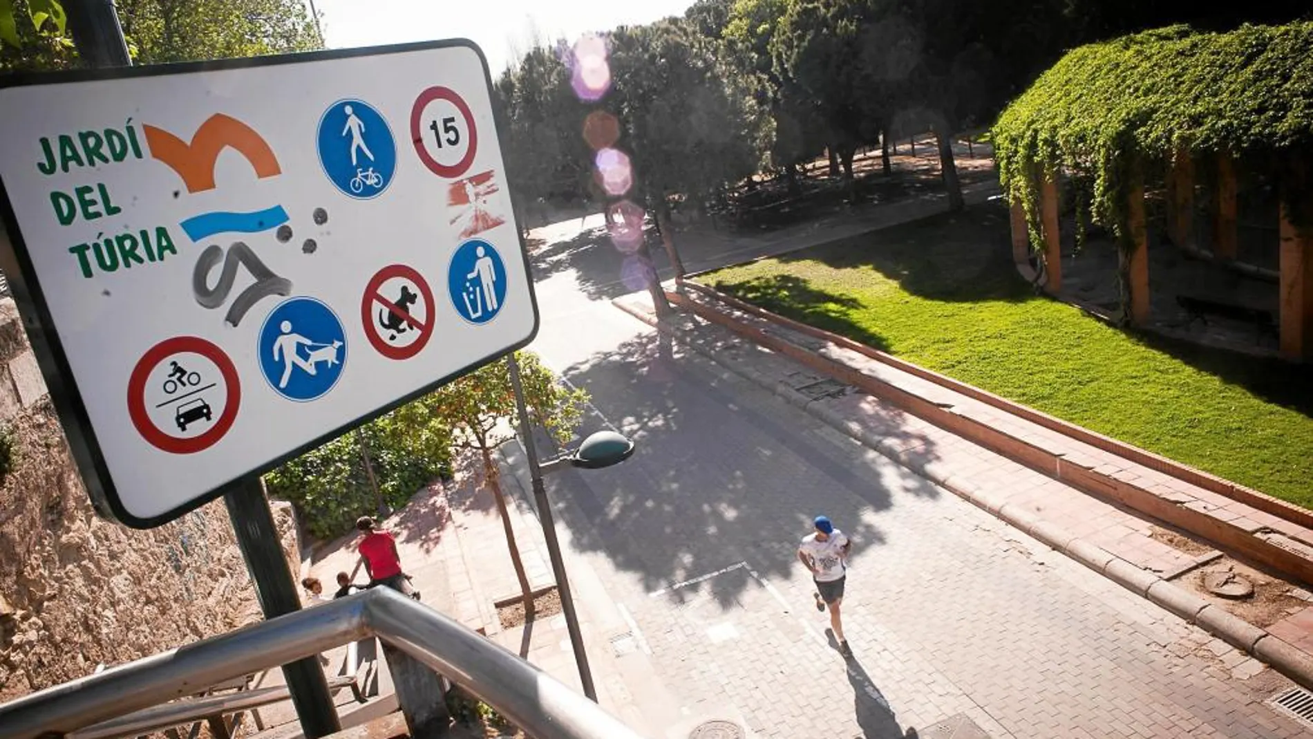 La cámaras de vigilancia pretende reforzar la seguridad de los usuarios del cauce del Turia