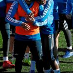 Vinicius abraza a Marcelo en una sesión de preparación del Real Madrid