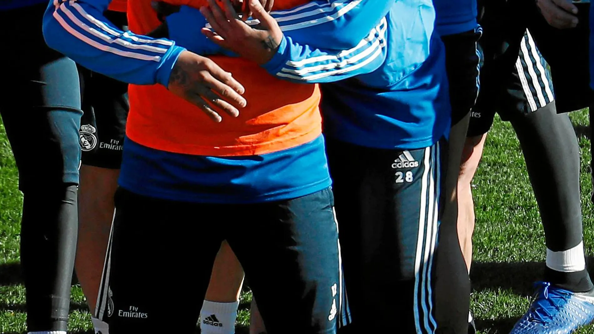 Vinicius abraza a Marcelo en una sesión de preparación del Real Madrid