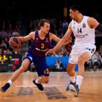 El pivot mexicano del Real Madrid Gustavo Ayón (d) defiende al base canadiense del Barcelona Lassa Kevin Pangos durante el partido de Euroliga que se disputa esta noche en el Palau Blaugrana. EFE