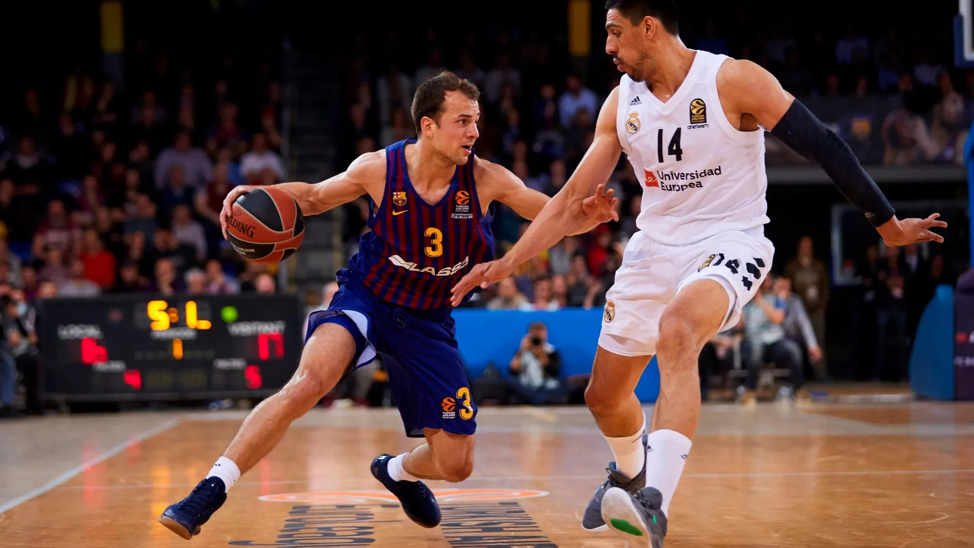 El pivot mexicano del Real Madrid Gustavo Ayón (d) defiende al base canadiense del Barcelona Lassa Kevin Pangos durante el partido de Euroliga que se disputa esta noche en el Palau Blaugrana. EFE