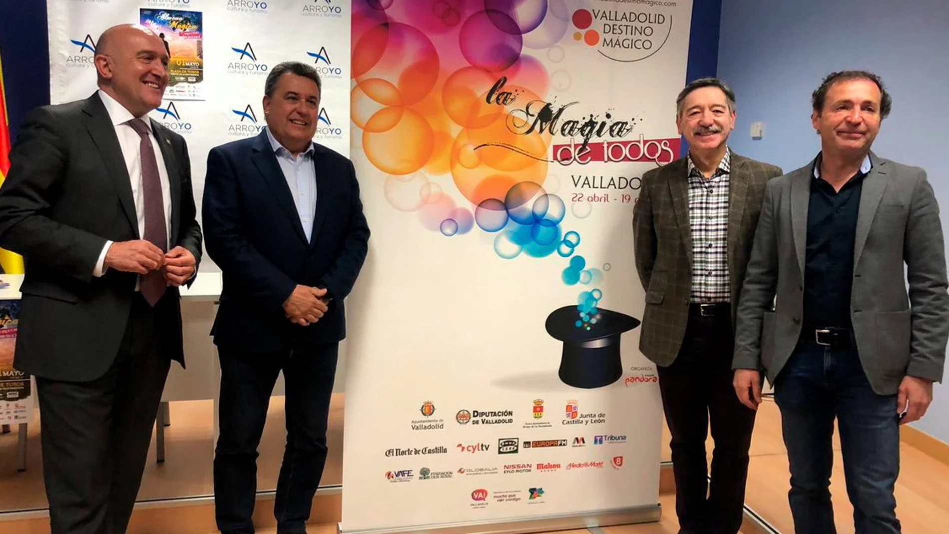 Jesús Julio Carnero, presidente de la Diputación de Valladolid; José Manuel Barrio, alcalde de la localidad vallisoletana de Arroyo; y el mago Fernando Arribas, durante la presentación el Campeonato que se celebrará este miércoles en Arroyo de la Encomienda