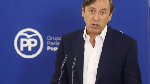 Rafael Hernando ha asegurado que, "no caben ni inventos, ni medias tintas, ni equidistancia, sino la defensa firme de los principios democráticos, de la ley y de la Constitución